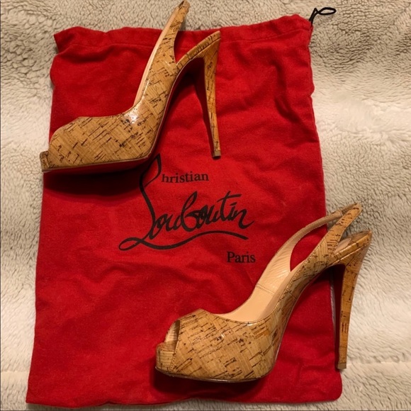 Meet Debbie, your Posher, and her closet favorites! - Picture 12 of 17